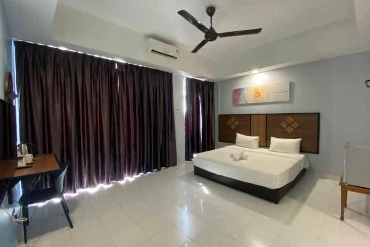 1 habitación, escritorio y espacio para trabajar con laptop