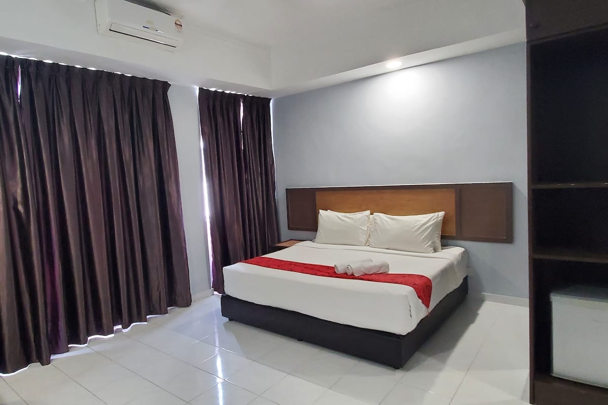 Deluxe King Room | 1 bedroom, desk, laptop workspace, iron/ironing board