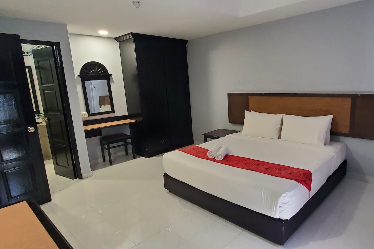 Studio King | 1 bedroom, desk, laptop workspace, iron/ironing board
