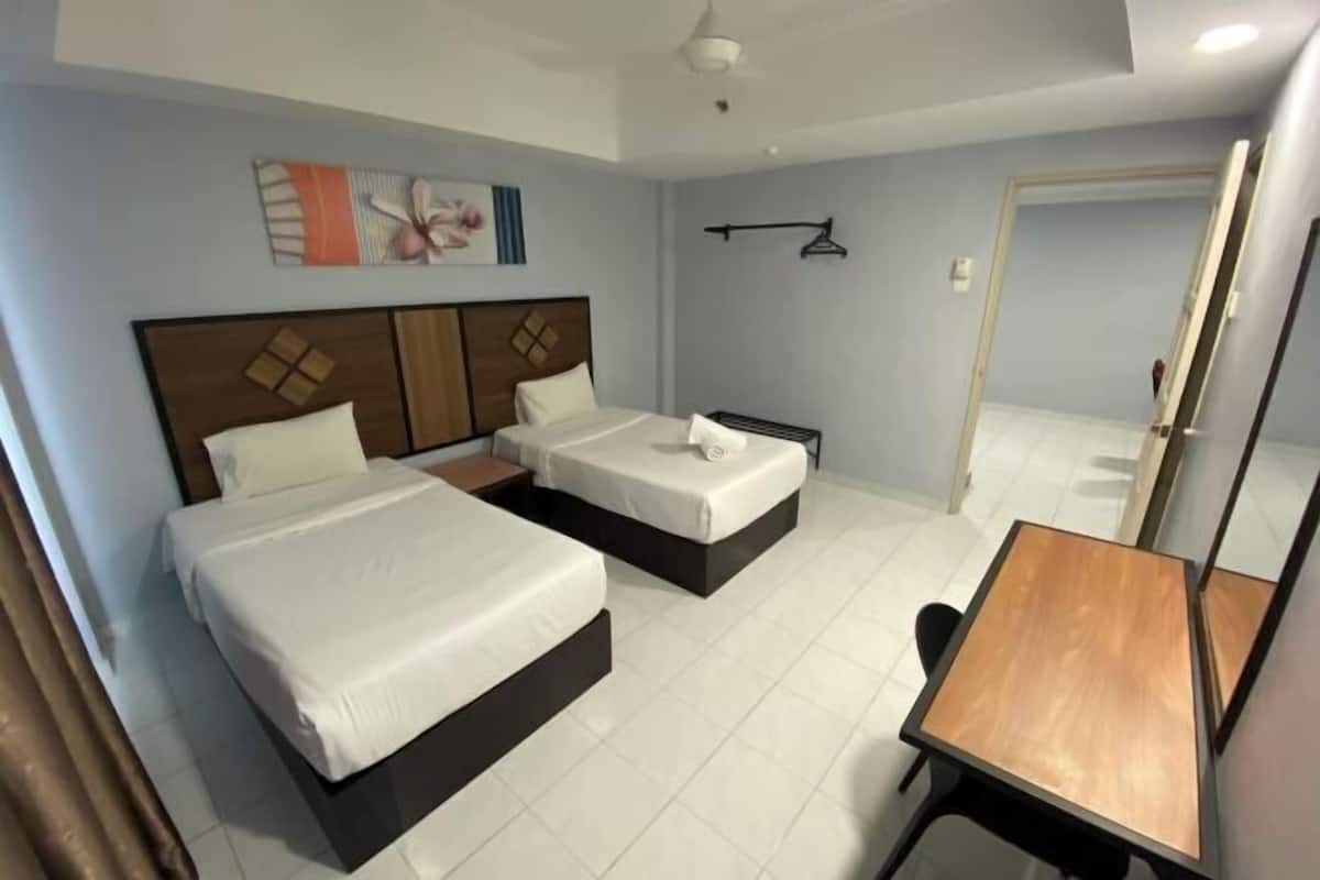 1 habitación, escritorio y espacio para trabajar con laptop