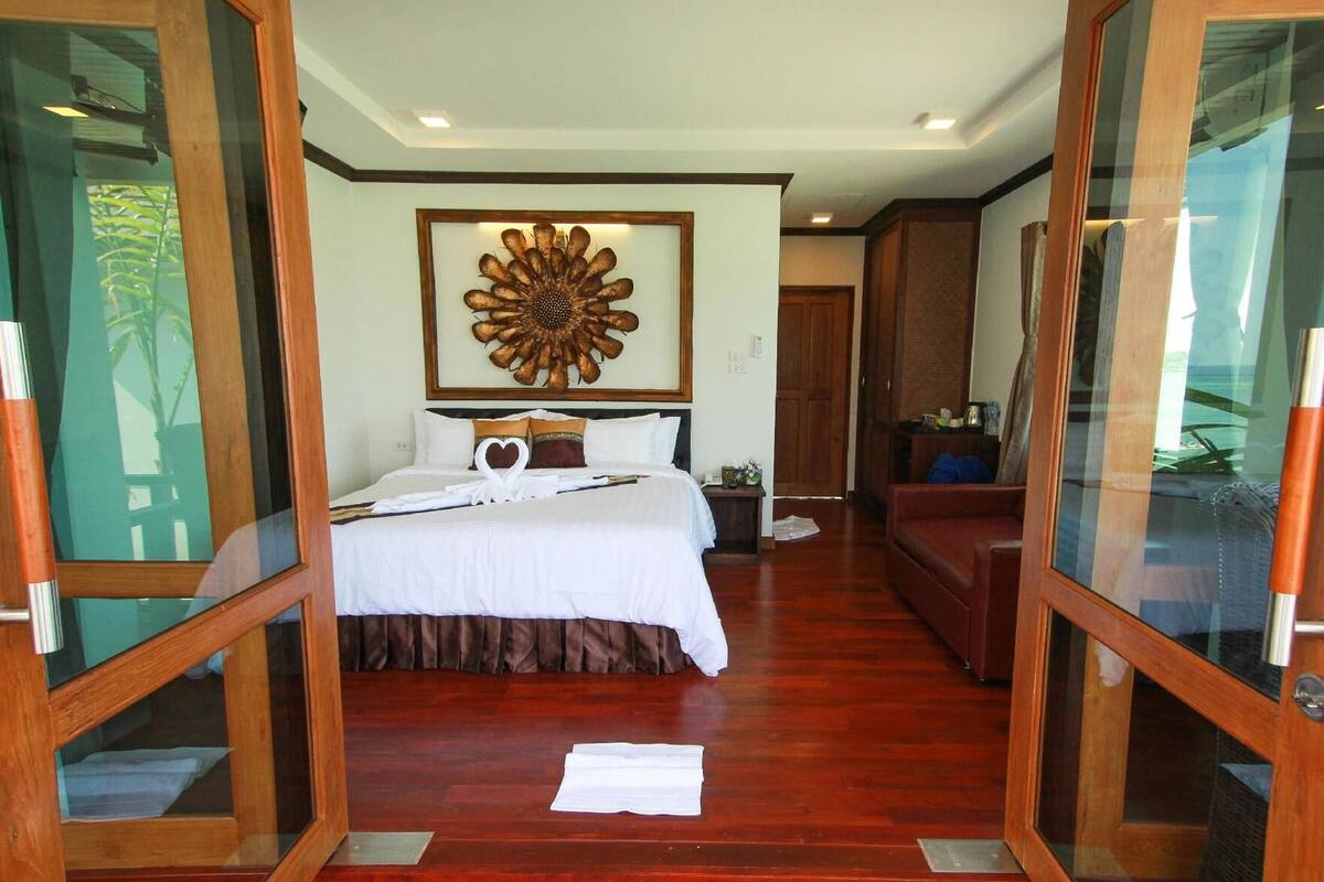 Egyptian cotton sheets, premium bedding, minibar, in-room safe