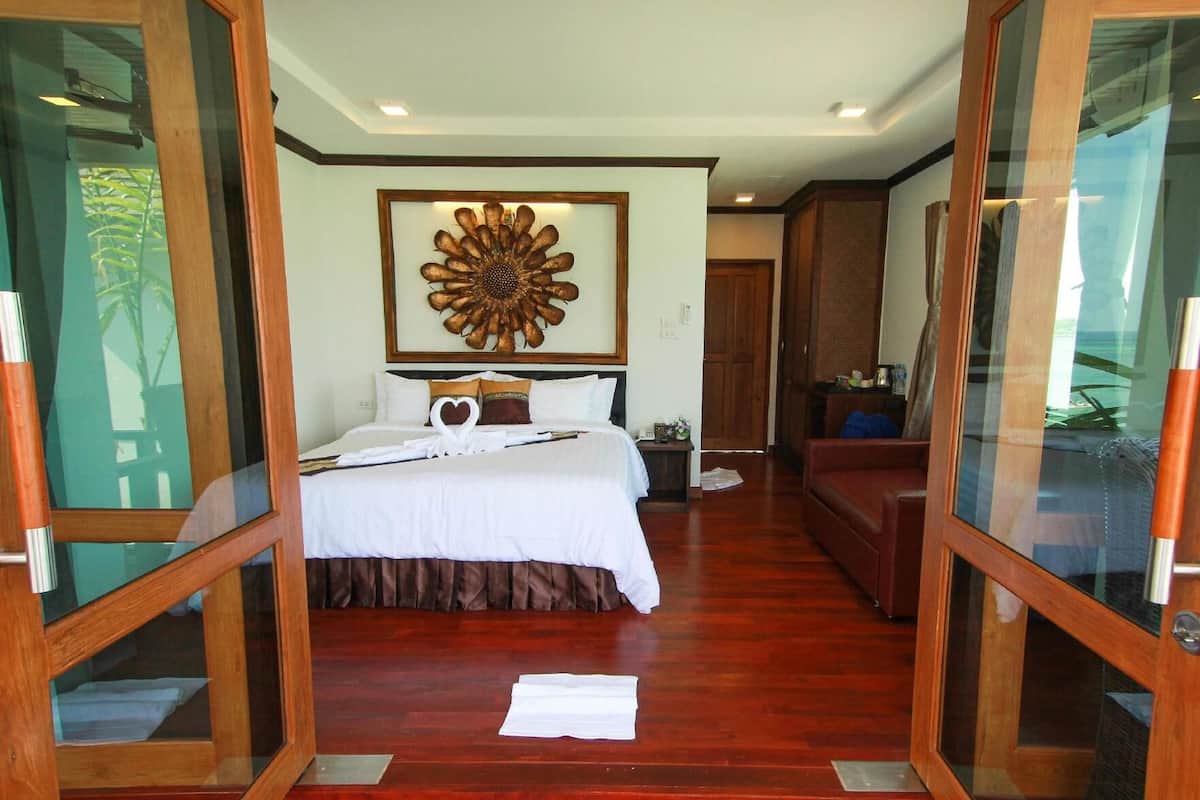 Egyptian cotton sheets, premium bedding, minibar, in-room safe