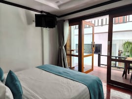 Egyptian cotton sheets, premium bedding, minibar, in-room safe