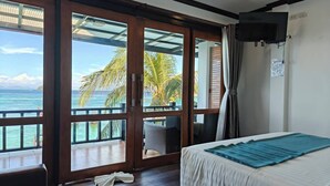 A bedroom with a bed, a TV, and a view of the ocean. - Cabana Lipe Beach Resort (Koh Lipe)
