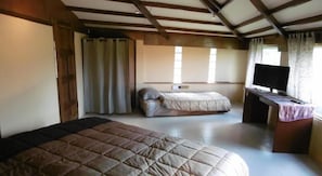 Family Room Garden View (FX) | Minibar, bureau, fer et planche à repasser, Wi-Fi gratuit