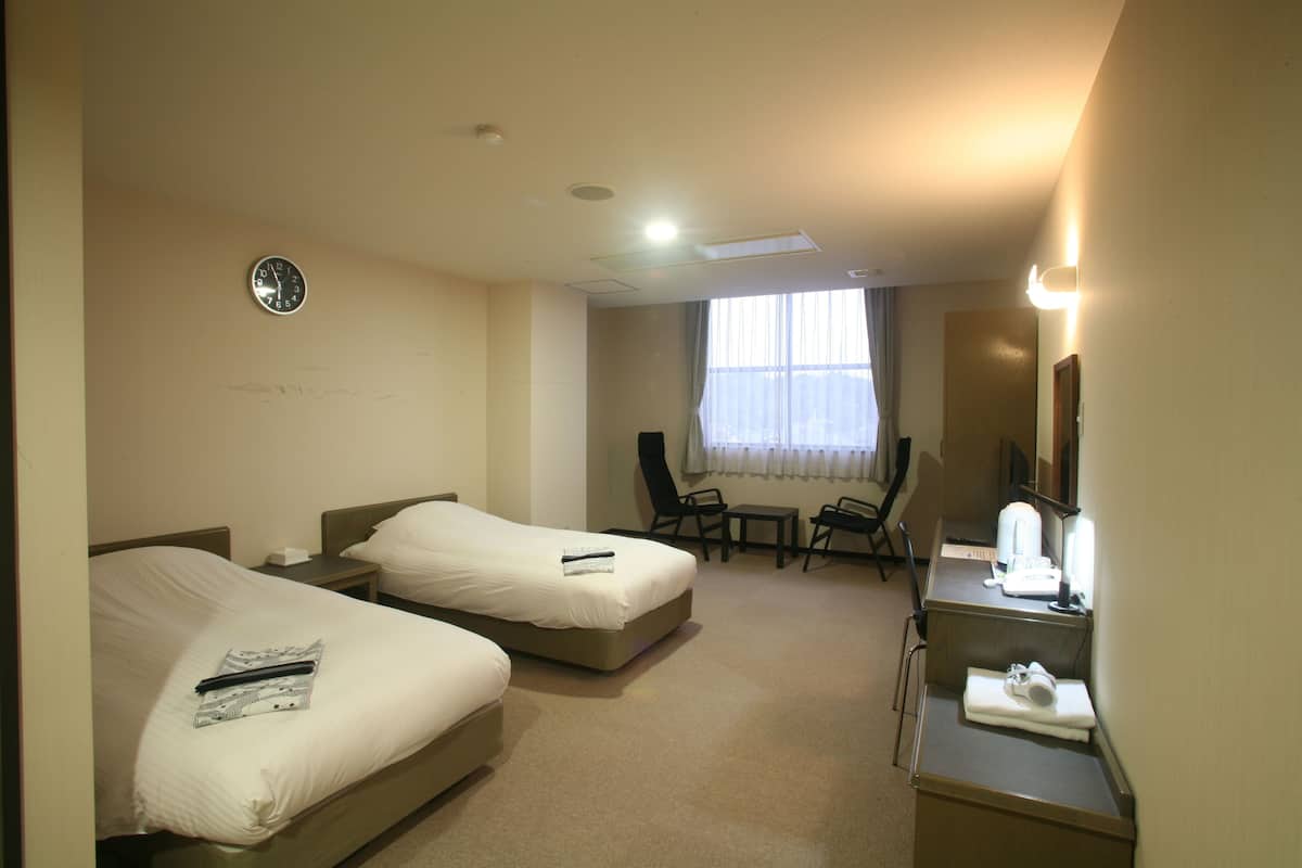 standard twin room | desk, free wifi
