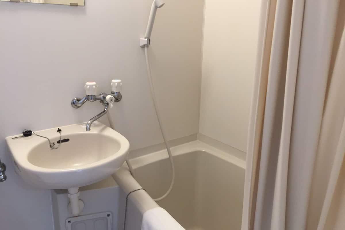 combined shower/bathtub, deep-soaking bathtub, free toiletries