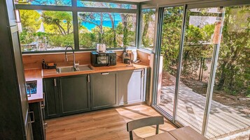 Refrigerador, microondas, placa de cocina, tetera/pava eléctrica