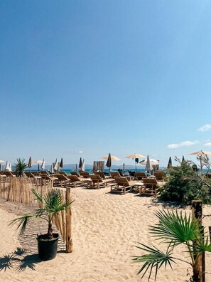 位於海灘上、躺椅、遮陽傘、海灘按摩