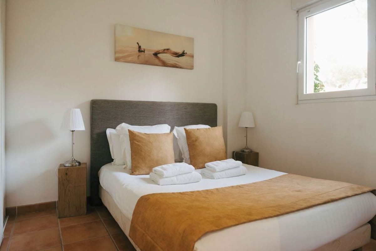 Individually decorated, individually furnished, bed sheets