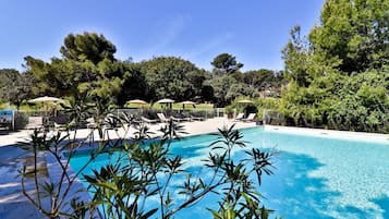 Piscine extérieure (ouverte en saison), parasols de plage