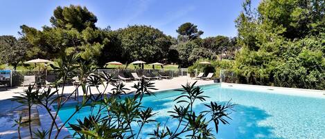 Piscina externa sazonal, funciona das 9h às 19h, guarda-sóis