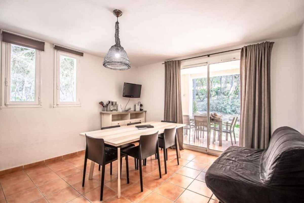 Appartement Standard, 2 chambres, balcon, vue jardin | Coin séjour | Télévision LCD de 32 pouces avec chaßnes numériques, télévision