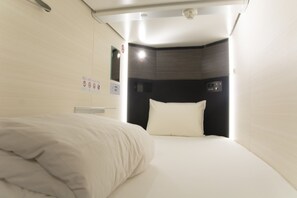Tabla de planchar con plancha, wifi gratis y ropa de cama 