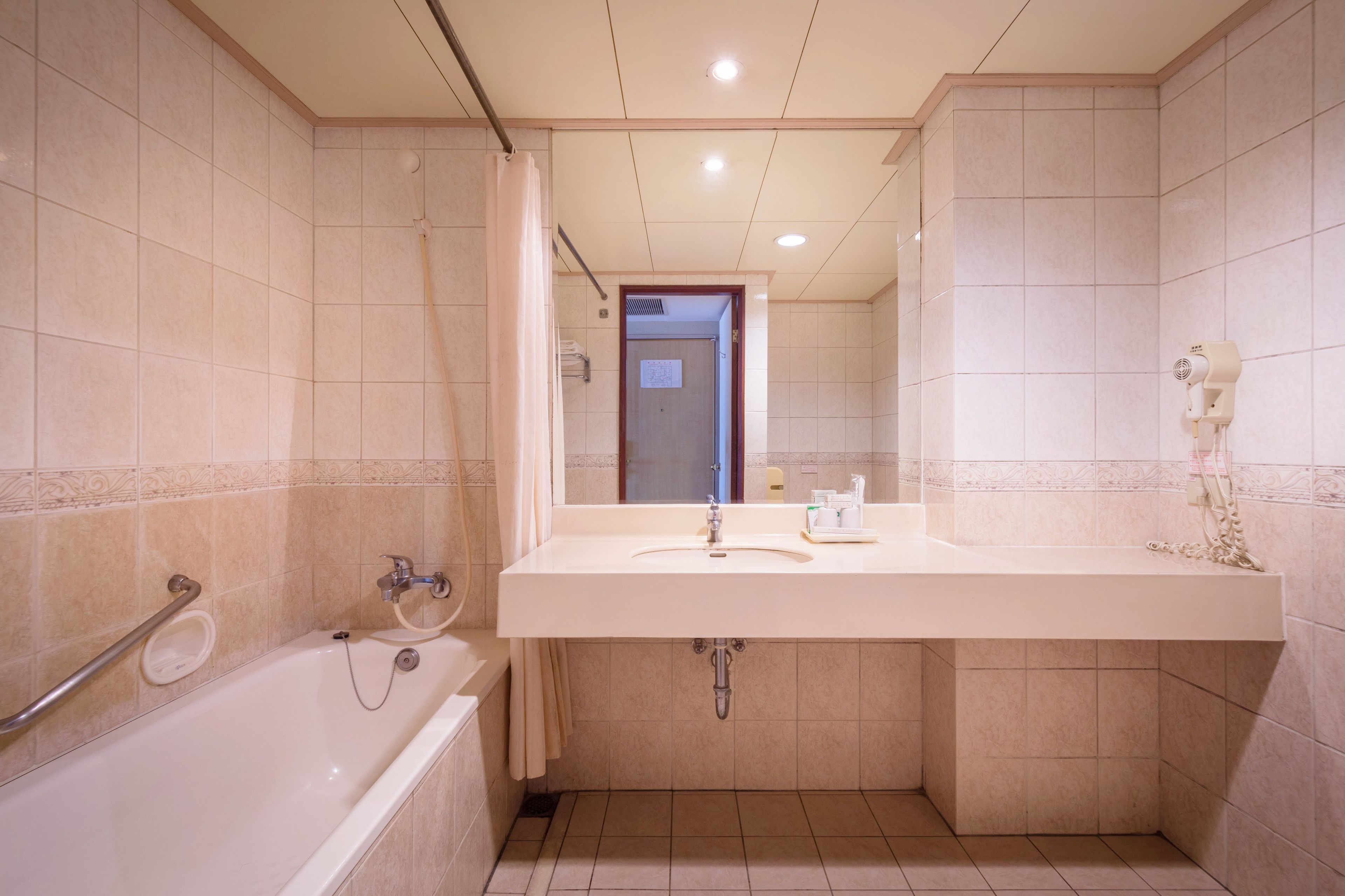 Combined shower/tub, deep soaking tub, hair dryer, towels