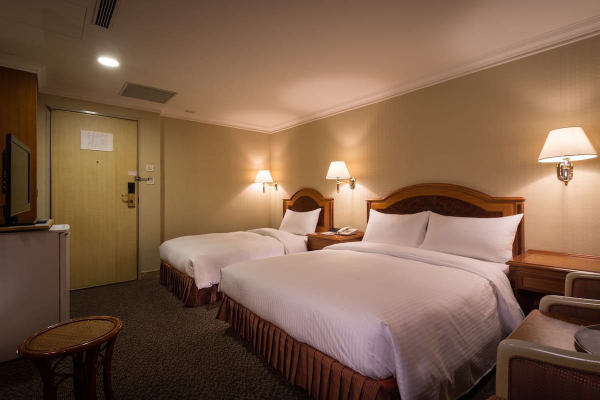 Standard Triple Room | Desk, blackout drapes, free WiFi, bed sheets