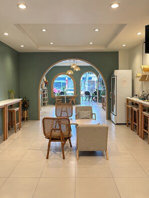 Un intérieur moderne comprenant un coin repas, une cuisine et un espace salon.