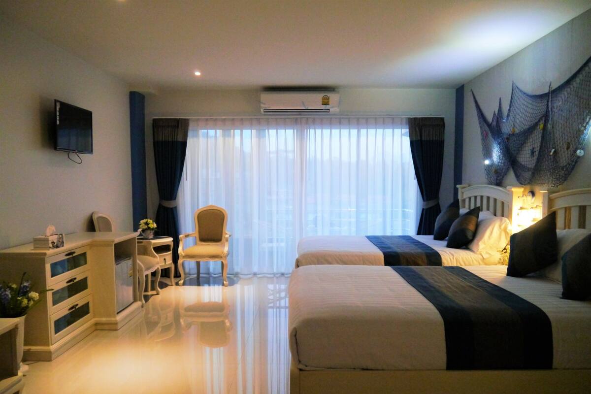 Chambre quadruple | Literie hypoallergénique, coffre-fort, bureau, accès au Wi-Fi (inclus)