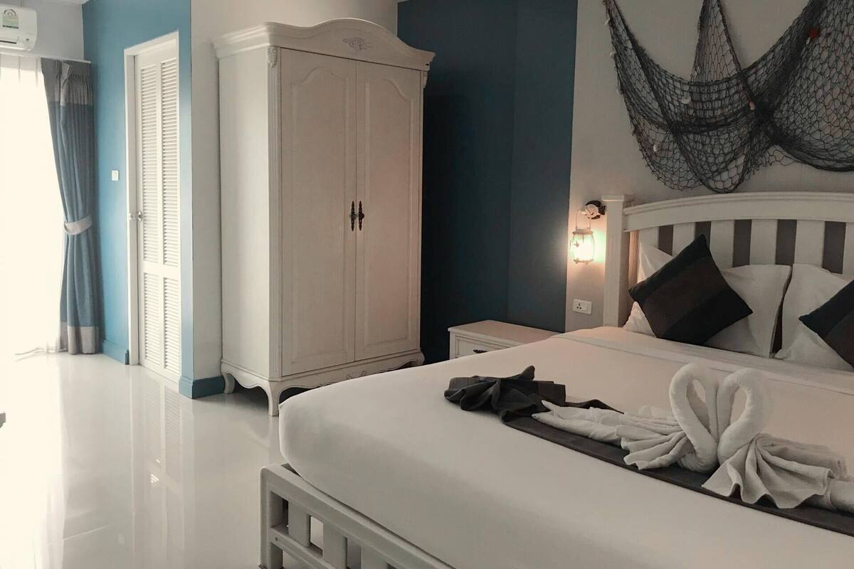 Standard Double Room | Literie hypoallergénique, coffre-fort, bureau, accès au Wi-Fi (inclus)