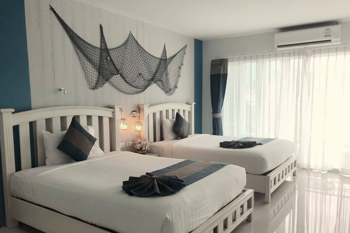 Twin room 2 bed with balcony | Literie hypoallergénique, coffre-fort, bureau, accès au Wi-Fi (inclus)