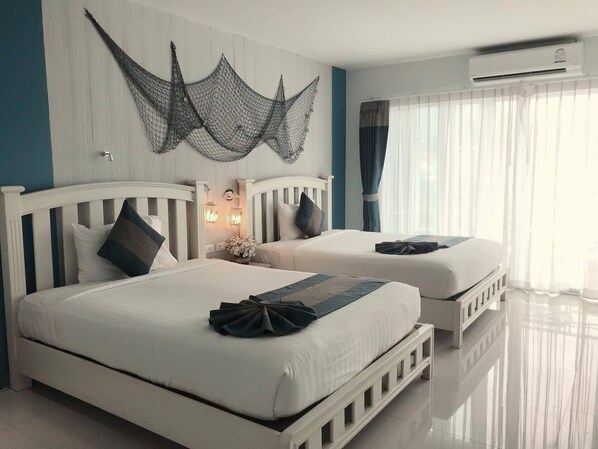 Twin room 2 bed with balcony | เครื่องนอนป้��องกันสารก่อภูมิแพ้, ตู้นิรภัยในห้องพัก, โต๊ะทำงาน, Wi-Fi ฟรี