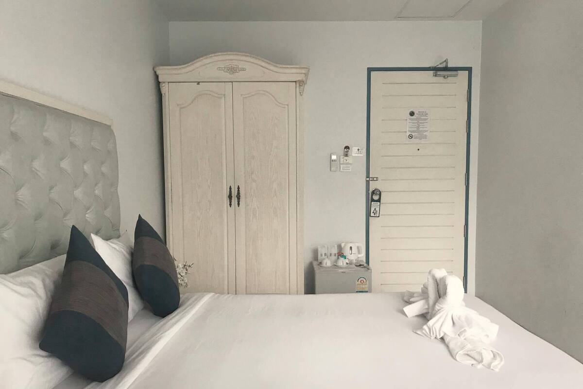 Standard small room | Literie hypoallergénique, coffre-fort, bureau, accès au Wi-Fi (inclus)