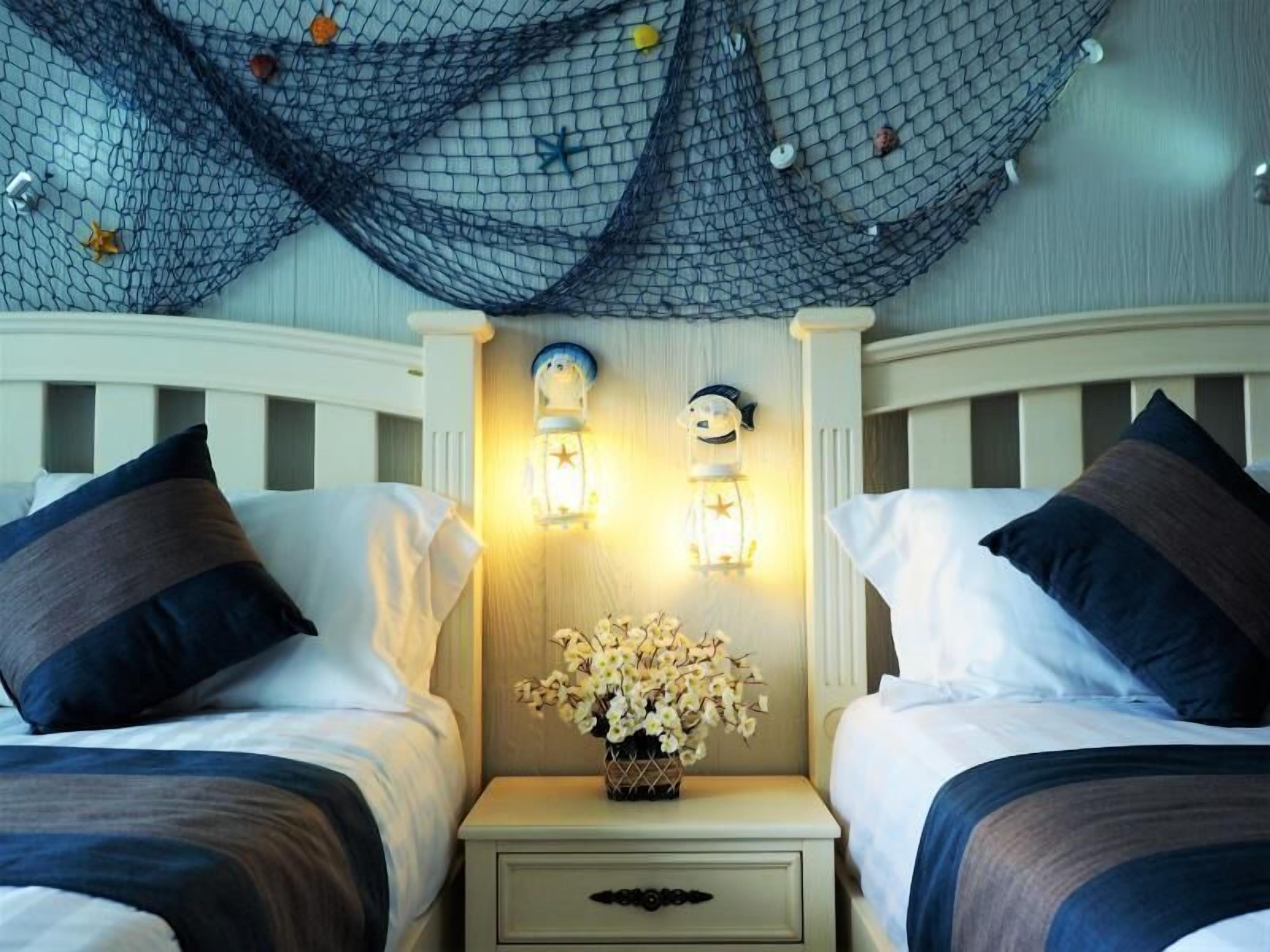 ملاءات للفراش لا تسبب الحساسية وخزنة داخل الغرفة ومكتب وواي فاي مجانًا