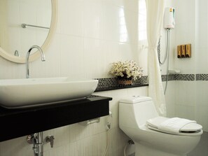 Ducha, artículos de tocador gratuitos, secador de pelo, toallas