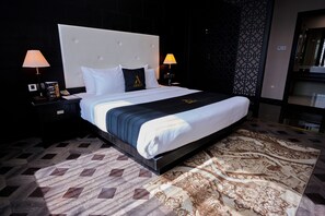 Minibar, caja de seguridad en la habitación y escritorio 