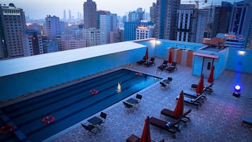 Una piscina al aire libre (de 09:00 a 18:00), tumbonas