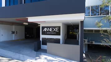Un edificio moderno con un letrero que dice 'ANNEXE + APARTMENTS'.
