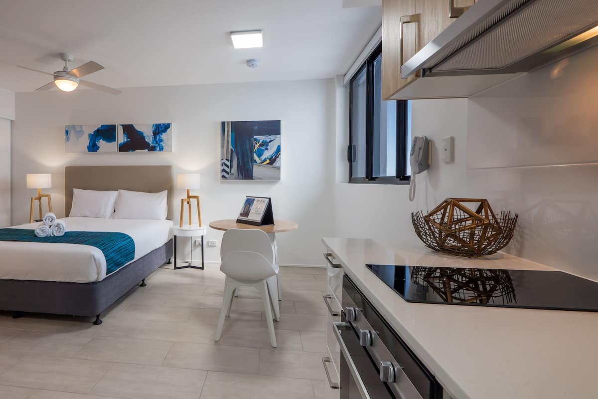 Estudio, 1 cama de matrimonio | Sala de estar | Una televisión de pantalla plana