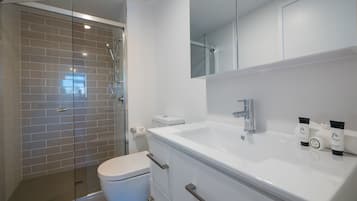 Apartamento, 1 quarto, sacada | Banheiro | Chuveiro, produtos de toalete grátis, secador de cabelo