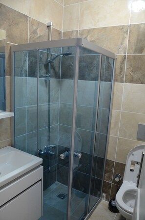 Habitación estándar | Baño | Ducha, artículos de higiene personal gratuitos y secador de pelo