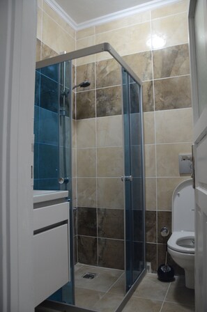 Chambre Standard | Salle de bain | Douche, articles de toilette gratuits, sèche-cheveux