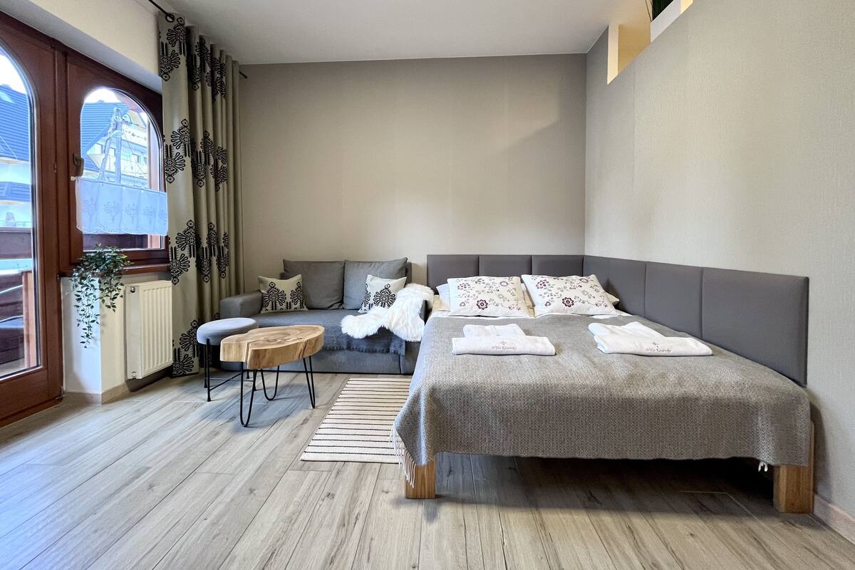 Apartamento, 1 quarto (4.Rysy) | Escrivaninha, quartos à prova de som, ferros/tábuas de passar roupa