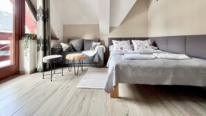 Escritorio, sistema de insonorización y tabla de planchar con plancha 
