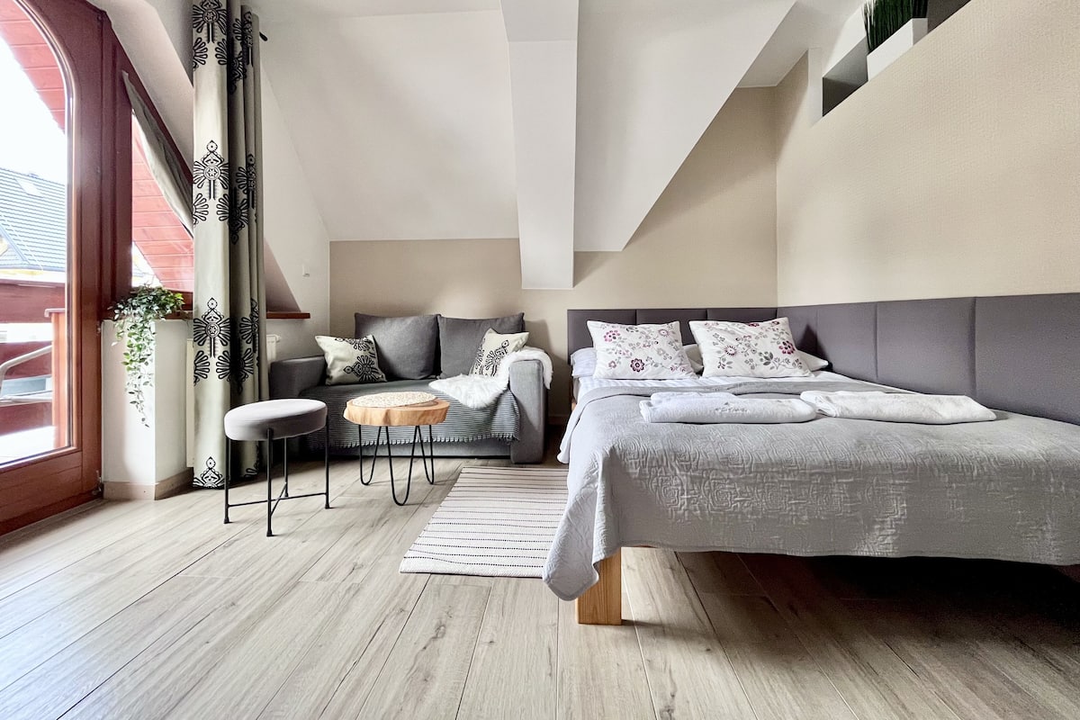 Apartamento, 1 quarto (3. Morskie Oko) | Escrivaninha, quartos à prova de som, ferros/tábuas de passar roupa