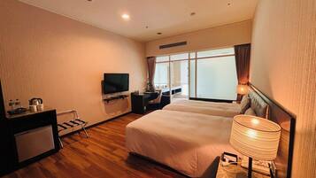 Western Style Guest Room | In-room safe, desk, blackout drapes, cribs (free)