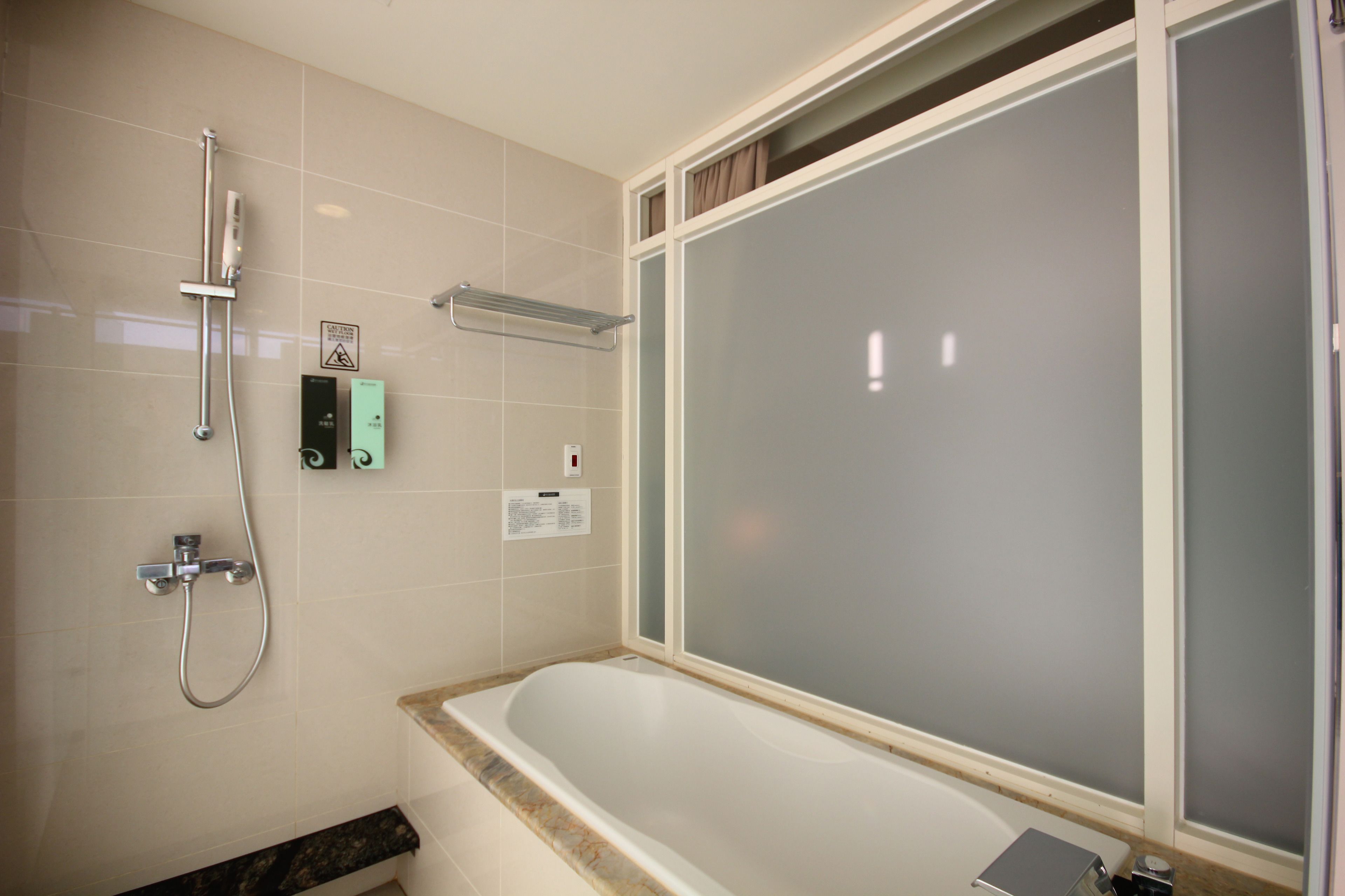 Un baño con bañera, ducha y perchero.