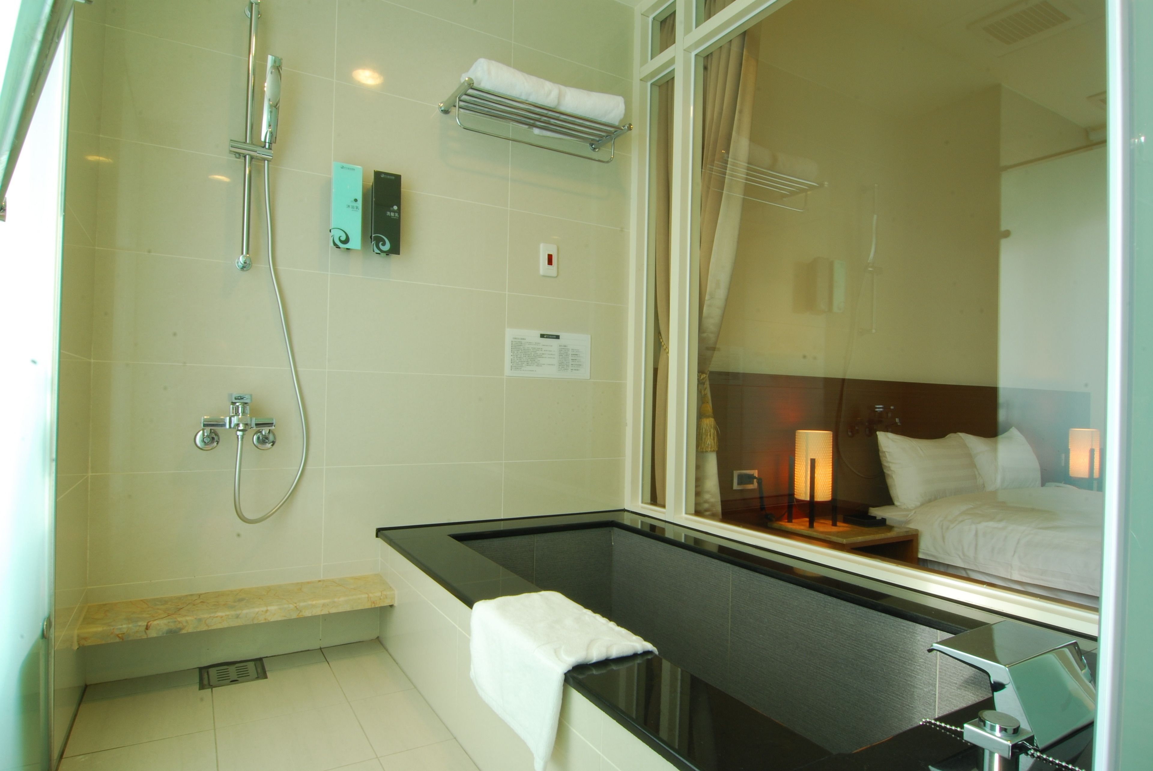 Deep-soaking bathtub