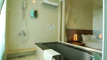 Deep-soaking bathtub