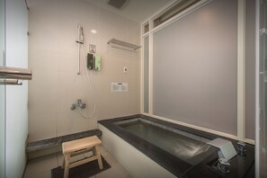 Erillinen kylpyamme ja suihku, syvä kylpyamme, hiustenkuivaaja, pyyhkeet