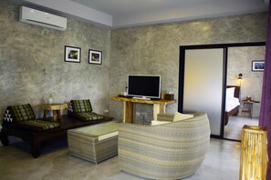 32-inch LCD TV with cable channels, TV - Arun Rawee (Chiang Mai)