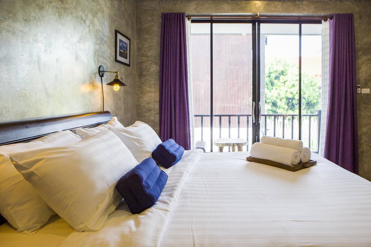 executive suite | in-room safe, blackout curtains, free wifi