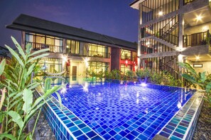 Outdoor pool, pool umbrellas, pool loungers - Arun Rawee (Chiang Mai)
