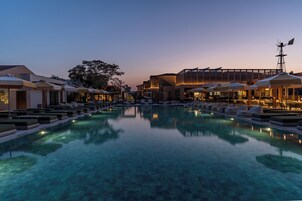 Szabadtéri medence, napernyők és napozóágyak