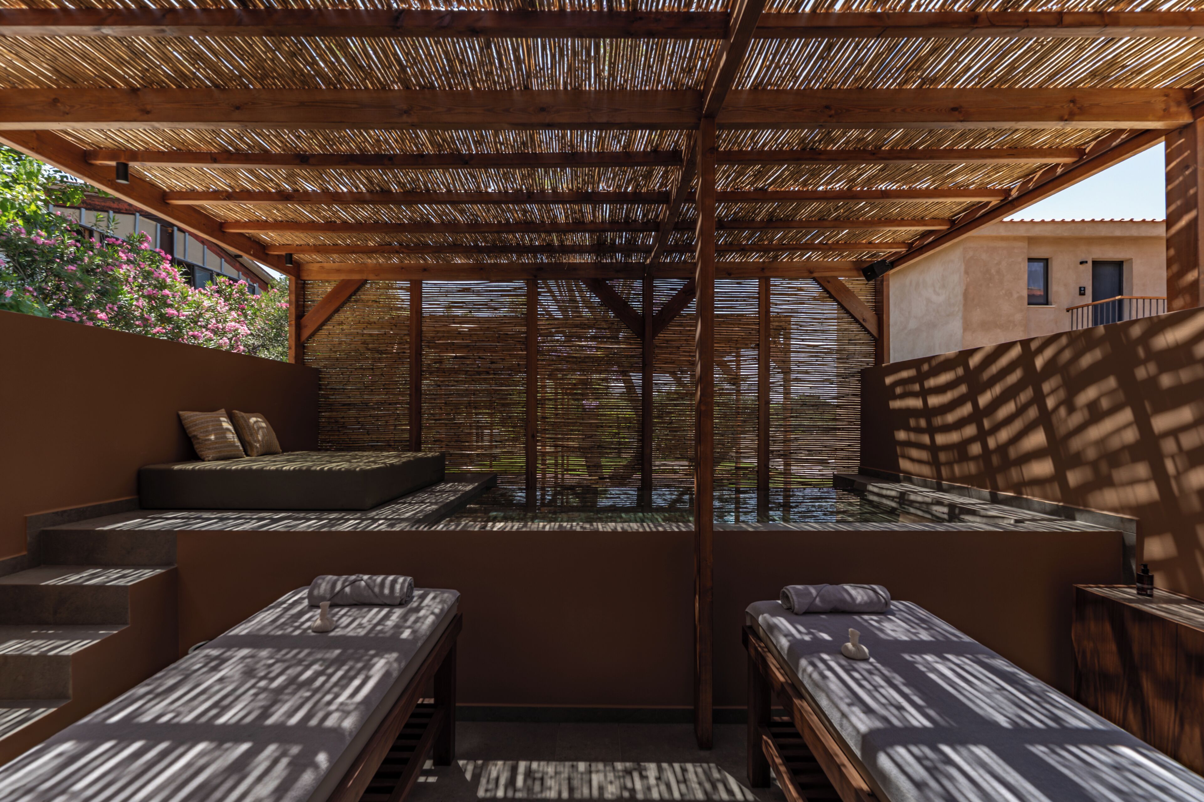 Outdoor spa tub