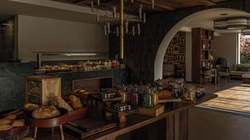 Uma área de buffet com diversos alimentos e um balcão de madeira.