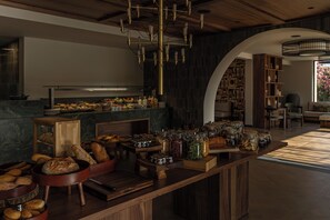 Free daily buffet breakfast